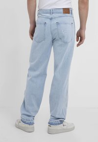 Karl Kani OG DISTRESSED CROSS GY FIVE POCKET DENIM - Jeans straight leg - light blue