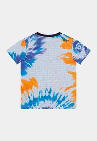 T-shirt z krótkim rękawem w niebiesko-pomarańczowo-fioletowy wzór tie-dye. Posiada okrągły dekolt i subtelny wzór logo na jasnym tle.