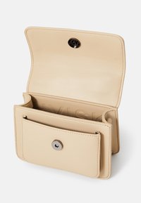 Portafoglio in pelle beige con chiusura a scatto. Presenta due scomparti principali e marchio in rilievo. Texture liscia con cuciture sobrie.