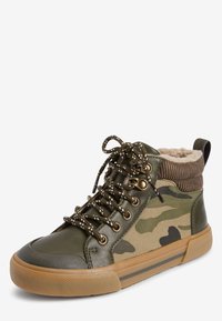 Hoge sneakers van olijfgroen leer en camo-stof, met getextureerde accenten, geprinte veters en een gumrubberen zool. Gezellige faux bont voering aan de bovenkant.