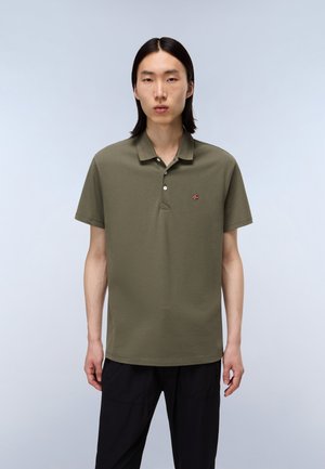 Olivenes Polo-Shirt mit kurzen Ärmeln, drei knöpfbarem Ausschnitt, kleinem gesticktem Patch auf der Brust und lockerer Passform. Glatte Textur.