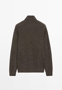 Brązowy sweter z dzianiny z wysokim kołnierzem, posiadający teksturowany wzór i ściągacze przy mankietach, przedstawiony od tyłu na jednolitym tle.