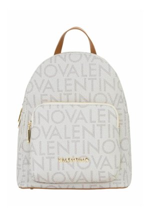 Sac à dos gris clair en tissu texturé, avec des accents en cuir marron clair et des ferrures dorées. Comprend une poche avant zippée et un motif de marque répétée.