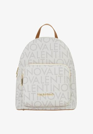 Sac à dos gris clair en tissu texturé, avec des accents en cuir marron clair et des ferrures dorées. Comprend une poche avant zippée et un motif de marque répétée.