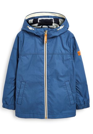 Veste légère bleue avec fermeture à glissière à l'avant, poignets élastiques et capuche. Intérieur avec une doublure à motif. Comprend une petite étiquette orange sur la manche.
