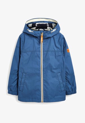 Niebieska lekka kurtka z zamkiem z przodu, elastycznymi mankietami i kapturem. Wnętrze wyściełane wzorzystą podszewką. Na rękawie znajduje się mała pomarańczowa metka.