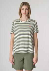 Camicia a maniche corte a righe in verde oliva e bianco, con scollatura rotonda e un piccolo logo rosa sul petto. Abbinata a pantaloni corti verdi.