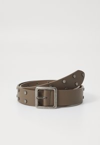 Brauner Kunstledergürtel mit silberner Schnalle, verziert mit Metallnieten entlang der Länge. Glatte Oberfläche mit klassischem Design und verstellbarem Schnitt.