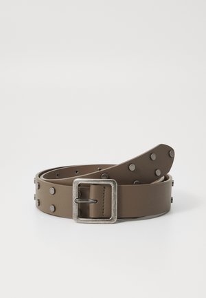 Ceinture en cuir synthétique marron avec boucle en argent, ornée d'éclats métalliques sur toute sa longueur. Texture lisse avec un design classique et ajustable.