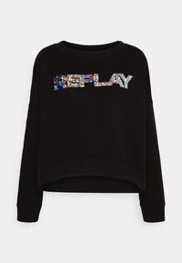 Černý zkrácený sweatshirt s dlouhými rukávy, na přední straně s holografickým nápisem "REPLAY" ve výrazném písmu. Měkká textura.