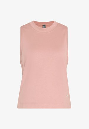 Ärmelloses, hellrosa, bauchfreies Tanktop mit Rundhalsausschnitt und kleinem weißen Logo nahe dem unteren Saum auf der vorderen rechten Seite.