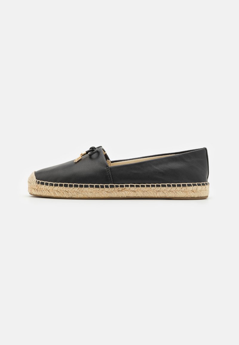 Espadrilha de couro preto com sola de juta, apresentando uma biqueira redonda, design minimalista e um pequeno laço decorativo na frente.