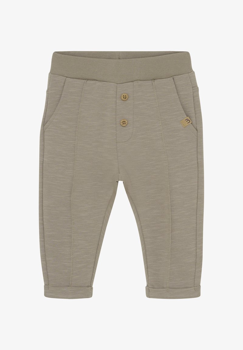 Lichtgrijze kinderbroeken gemaakt van zachte stof. Beschikt over een ribbelband, twee forntzakken en decoratieve houten knopen. Opgerolde boorden.
