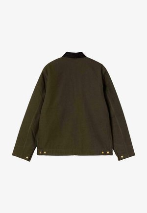 Chaqueta de manga larga verde oscuro con cuello oscuro, botones a presión dorados en los puños y el dobladillo, mostrada por detrás sobre un fondo blanco liso.