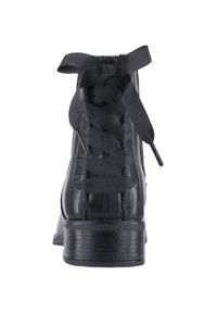 Stivale alla caviglia in pelle nera con punta rotonda, texture liscia e lacci decorativi. Presenta un tacco basso a blocco e una linguetta imbottita.