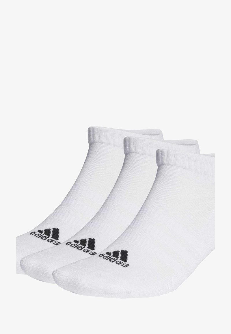Tres pares de calcetines tobilleros blancos con parte superior acanalada y un logo negro de Adidas en el lateral de cada calcetín. Tejido suave y elástico.