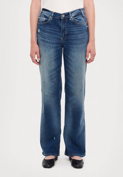 Jeans de mezclilla azul de pierna ancha con un acabado deslavado y detalles desgastados. Incluye bolsillos tradicionales y un cierre de botón.