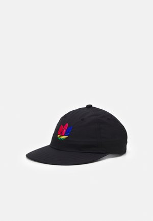Sort baseballkasket med en flerfarvet broderet logo med røde, blå og grønne former på venstre forside.
