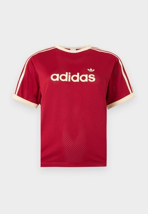 Rotes Adidas Mesh-T-Shirt mit beigem Besatz am Kragen, an den Ärmeln und den drei Streifen auf den Schultern, mit Adidas-Logo und Schriftzug auf der Vorderseite.