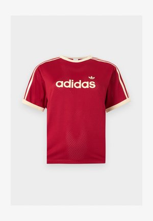 Rotes Adidas Mesh-T-Shirt mit beigem Besatz am Kragen, an den Ärmeln und den drei Streifen auf den Schultern, mit Adidas-Logo und Schriftzug auf der Vorderseite.