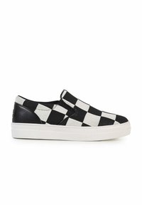 Scarpe slip-on a scacchi in bianco e nero con pannelli laterali elasticizzati, suole in gomma bianca e un tacco in pelle nera a contrasto. Design classico.