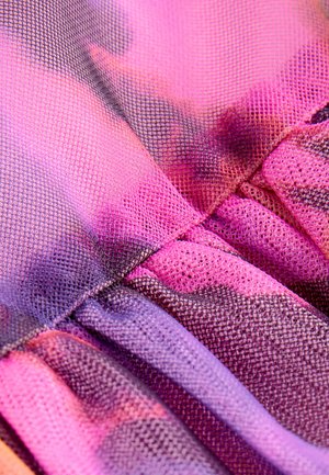 Gennemsigtigt netstof i nuancer af pink og lilla, med en bølget tekstur med plisseringer og et gradient farvemønster, der skifter fra lyst til mørkt.