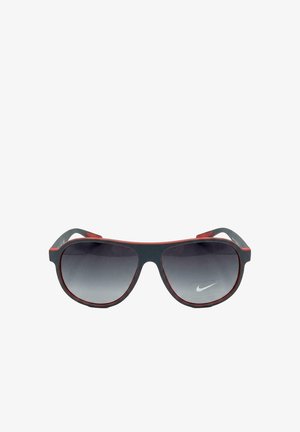 Occhiali da sole sportivi eleganti neri e rossi con lenti scure sfumate e logo bianco Nike swoosh sulla lente destra.