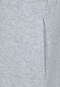Pantaloni della tuta grigio chiaro in morbido misto cotone, dotati di una tasca laterale e di una vita elasticizzata per il massimo comfort.
