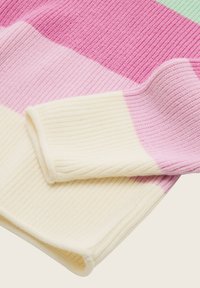 Gerippter Strickpulloverärmel mit horizontalen Streifen in Pink, Hellpink, Grün und Off-White. Weiche Textur, subtiler Stretch und umgeschlagene Ärmelabschlüsse.