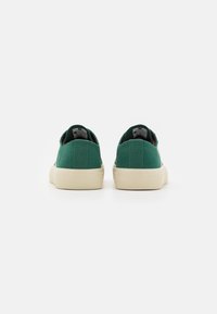 Veja WATA II - Trainers - poker pierre