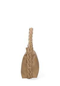 Tan leren handtas met een gevlochten handgreep, zachte textuur en een ronde, iets volumineuze vorm. Minimale hardware accenten.