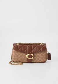 Borsa a tracolla in pelle marrone con parte superiore trapuntata, tracolla a catena, accessori in oro e motivo monogramma sul corpo. Etichetta attaccata al lato.