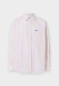 Λευκό πουκάμισο με μακριά μανίκια και κουμπιά, με λεπτές κάθετες πορτοκαλί ρίγες και τσέπη στο στήθος που φέρει μια μικρή μπλε ετικέτα με την ένδειξη "Hugo".