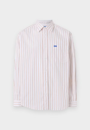 Biała koszula na guziki z długim rękawem, ozdobiona cienkimi pionowymi pomarańczowymi paskami oraz kieszenią na piersi z małą niebieską etykietą "Hugo".