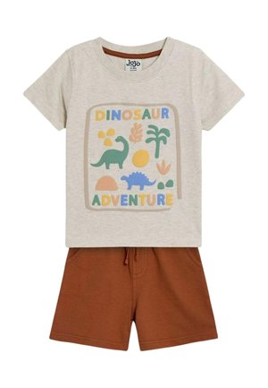 Vaaleanharmaa t-paita, jossa on dinosauruksia kuvaavat grafiikat ja teksti "Dinosaur Adventure", yhdistettynä ruosteenvärisiin shortseihin. Puuvillamateriaalia, rento malli.