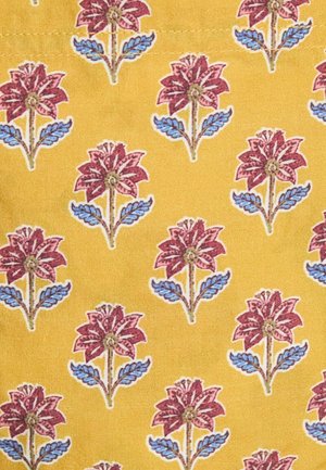 Gelber Stoff mit einem wiederholenden Blumenmuster, das burgunderrote Blumen und blaue Blätter zeigt, die weiß umrandet sind, mit einer glatten Textur.