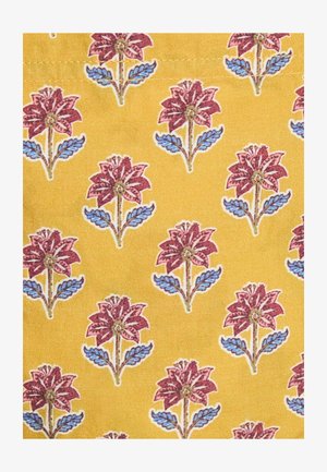 Gult stof med et gentaget blomsterprint med bordeaux blomster og blå blade, afgrænset med hvid, med en glat tekstur.