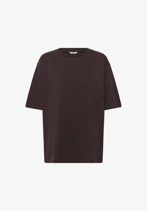 Tumepruun ülemõõduline T-särk, mis on valmistatud pehmest puuvillast. Omab ümmargust kaelust ja lühikesi varrukaid koos minimalistliku brändinguga rinnal.