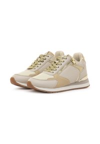 Beige Sneakers mit strukturierten Elementen, metallischen goldenen Akzenten und gemusterten Schnürsenkeln. Gummisohle und seitliches Reißverschlussdetail für ein einfaches Anziehen.