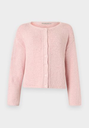 Cardigan rosa chiaro lavorato a maglia con scollo rotondo e sei bottoni frontali, maniche lunghe e vestibilità leggermente corta.