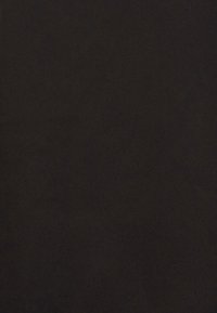 Svart tyg med en slät Yta. Ytan är enhetlig och visar inga mönster eller designer. Minimal ljusreflexion.