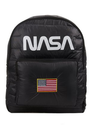Černý prošívaný batoh s velkým bílým logem NASA a přední kapsou s vyšívanou nášivkou americké vlajky.