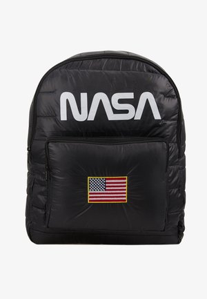 Czarny pikowany plecak z dużym białym logo NASA oraz przednią kieszenią z naszywką z haftowaną amerykańską flagą.