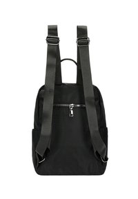 Zaino nero in nylon con spallacci regolabili, tasca con zip davanti, due tasche laterali, forma rettangolare, design minimalista, texture liscia.