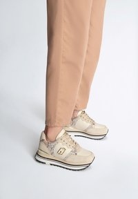 LIU JO WITH PYTHON-PRINT - Sneakers - sand