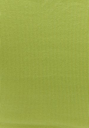 Groene ribstof, textuur met verticale strepen. Het materiaal lijkt zacht met een lichte glans, wat diepte in kleur en patroon creëert.