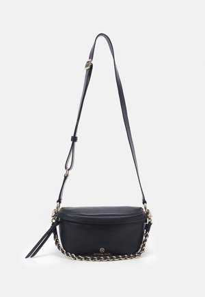 Zwarte leren crossbodytas met verstelbare riem, gouden kettingdetail en klein gouden merklogo aan de voorkant.