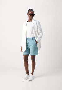 Marc O'Polo CHINO STYLE MEDIUM WAIST FRENCH POCKETS - Šortky - soft teal