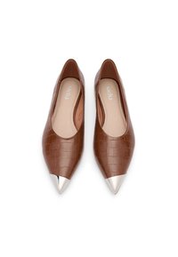 Ballerines en cuir synthétique effet crocodile marron avec bouts pointus argentés, dotées d'une doublure intérieure lisse et d'un design épuré.