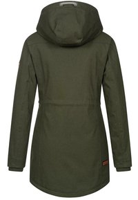Olijfgroene waterdichte jas met capuchon, voorzien van een getailleerde taille, elastische manchetten en een leren logopatch aan de onderzijde. Soepele textuur.